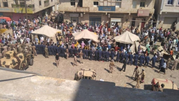 مجاميع الانتقالي يرفعون خيام اعتصامهم في سقطرى