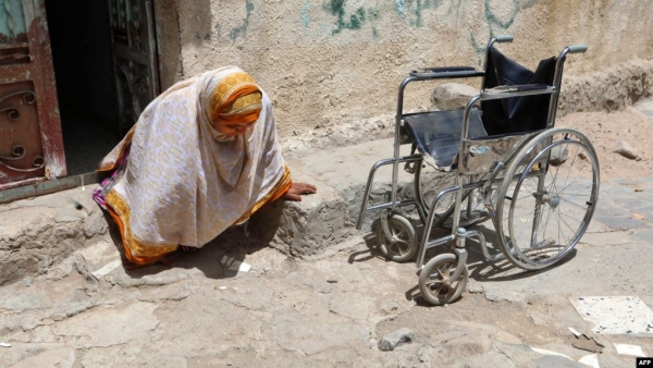 تبيع كليتها لتوفير الدواء لابنتها.. أزمة ذوي الإعاقة تتفاقم في اليمن