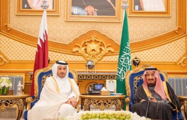 العاهل السعودي يستقبل رئيس وزراء قطر ويتبادلان الابتسامات