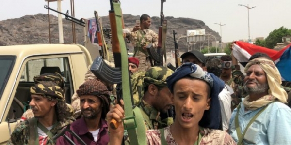 قوة عسكرية تهدم هنجرا لأحد رجال الأعمال في عدن
