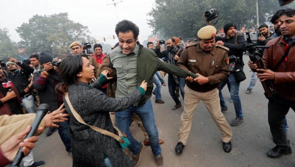 وسط تظاهرات مناهضة لقانون الجنسية.. اعتقالات وقطع لخدمات الهاتف النقال بأجزاء من الهند