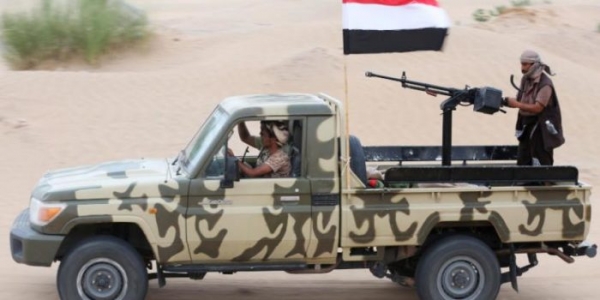 القوات الحكومية تحاصر معسكرا للقوات الإماراتية شرق شبوة