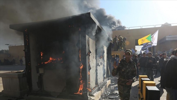 العراق.. محتجون يضرمون النيران في بوابة ثانية للسفارة الأمريكية