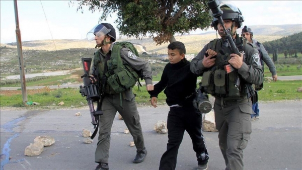 الجيش الإسرائيلي يعتقل فلسطينيا جنوبي الضفة