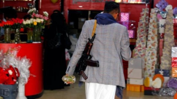 في عيد الفالنتاين.. الحوثيون يغلقون محلات بيع الورود بصنعاء ويعتقلون مرتادي القمصان الحمراء