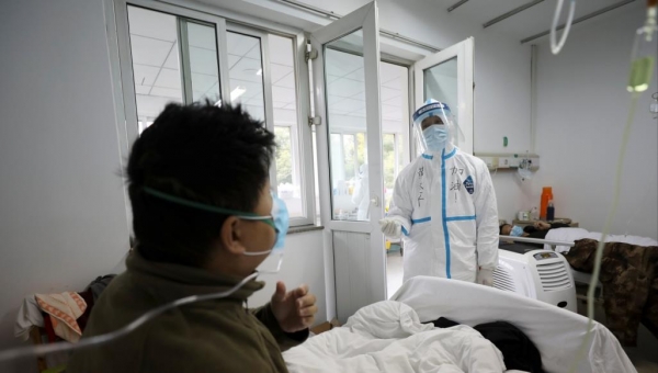 وفيات كورونا تتجاوز 1600 في الصين والسلطات تفرض إجراءات وقائية جديدة