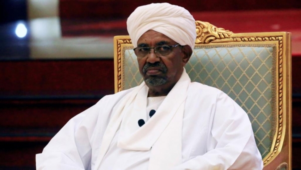 بينها إرساله إلى لاهاي.. الحكومة السودانية تتحدث عن ثلاثة احتمالات بشأن محاكمة البشير ورفاقه