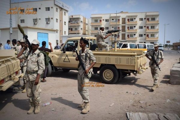 عناصر من الحزام الأمني تداهم منازل وتختطف مواطنين في عدن