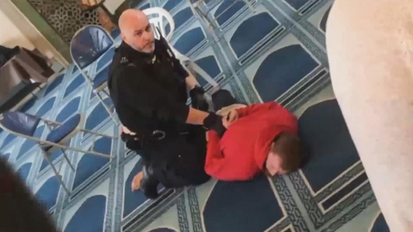 شاهد.. اعتقال رجل بعد طعنه مؤذن مسجد لندن المركزي