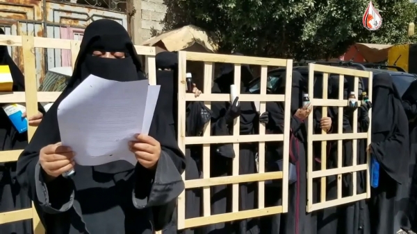  إب.. أمهات المختطفين تطالب جماعة الحوثي بكشف مصير مئات المواطنين المختطفين