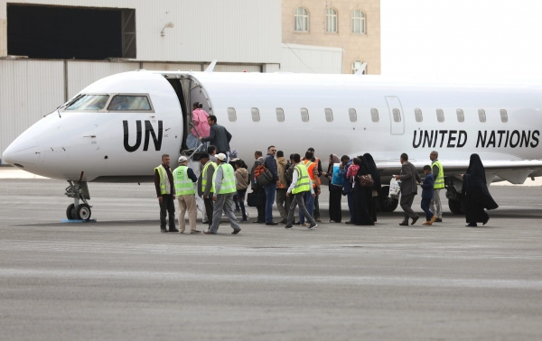 جماعة الحوثي تُعيد موظفين أمميين من مطار صنعاء يشتبه إصابتهم بفيروس 