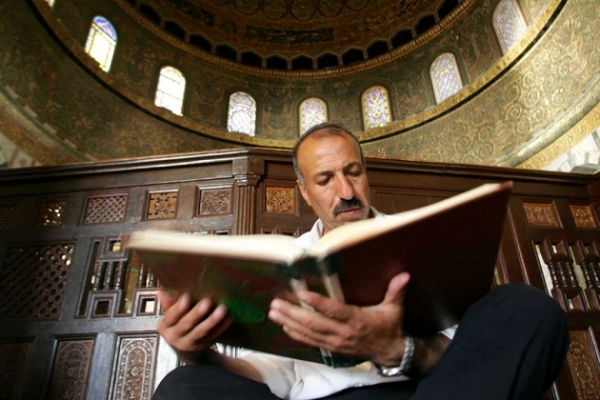 الروايات العربية لمخطوطات البحر الميت: بين التسامح الإبراهيمي والتآمر