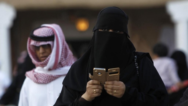 مستغلة ثغرة في منظومة الاتصالات.. الغارديان تكشف تجسس السلطات السعودية على الملايين من مواطنيها