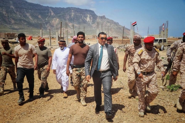 محافظ سقطرى يوجّه بمنع المظاهر المسلحة في الجزيرة