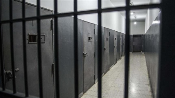 جماعة الحوثي تفرج عن أكثر من 400 سجين في الحديدة