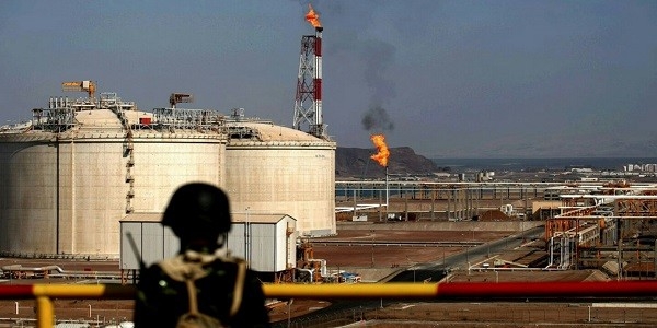 جماعة الحوثي تقصف شركة النفط في كوفل