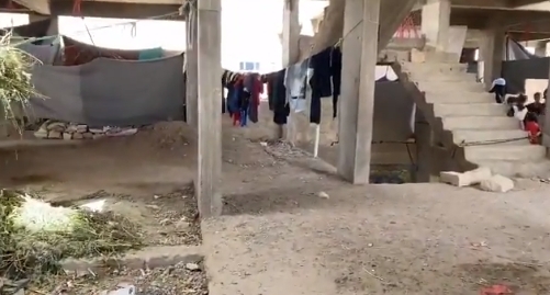 60 أسرة نازحة تعيش في مبنى تحت الإنشاء باليمن