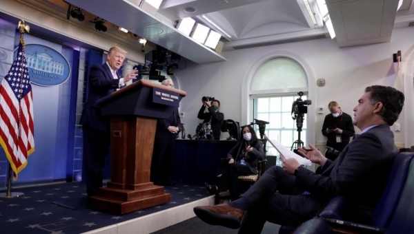 الرئيس أدمن لقاء الصحفيين.. كشف خلافات بالبيت الأبيض ومعلومات عن رفض ترامب التحرك لمواجهة كورونا
