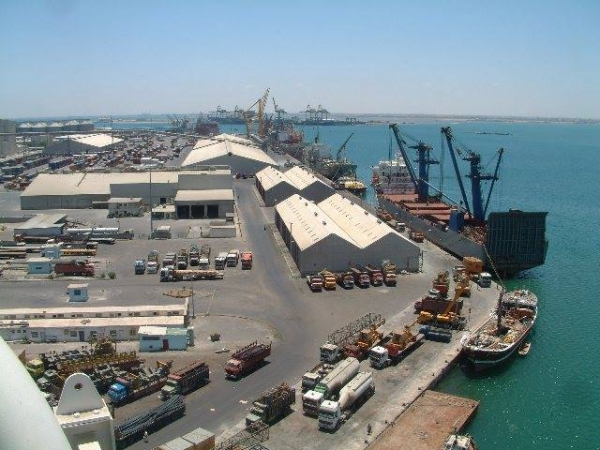 اللجان النقابية في ميناء عدن تهدد بالإضراب احتجاجاً على تعسفات وزارة المالية
