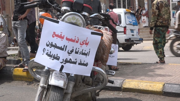 تظاهرة للجنود في تعز تطالب بالإفراج عن معتقلين
