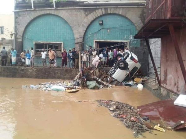 وفاة خمسة مدنيين وأضرار مادية فادحة بسبب السيول في عدن