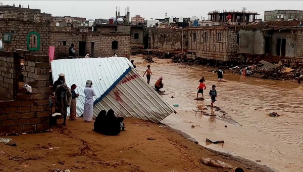 معاناة النازحين جراء السيول بمأرب متواصلة.. إهمال حكومي وغياب للمنظمات الدولية