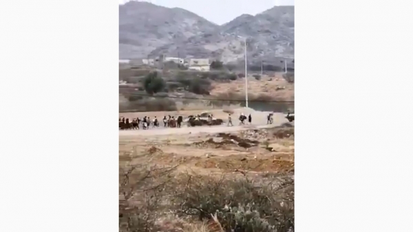 بعد قطع رواتبهم وإجازاتهم.. جنود يمنيون يحتجون بالحد الجنوبي للسعودية