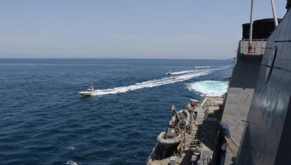 ترامب مهددا: سننسف الزوارق الإيرانية إذا اقتربت مجددا من سفننا في الخليج