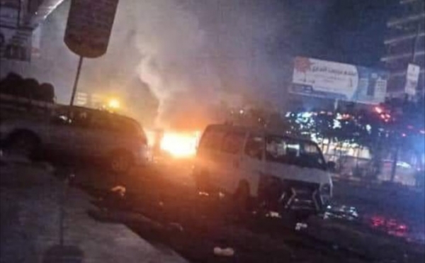 مواطنون غاضبون يقطعون شوارع رئيسية في عدن احتجاجا على تردي خدمة الكهرباء