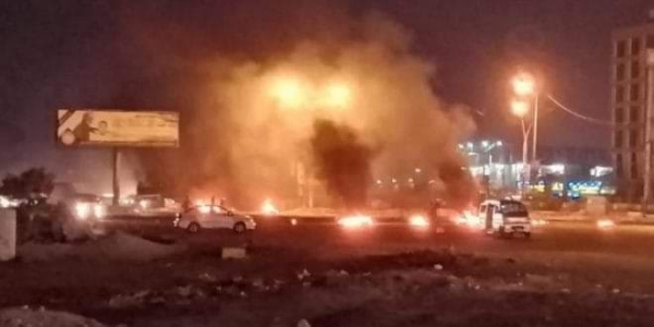 أغلقوا شارع المعلا.. احتجاجات غاضبة في عدن تنديدا بتردي خدمة الكهرباء