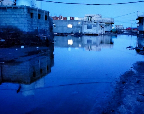مواطنون في عدن يناشدون لإنجادهم من المياه الطافحة في الشوارع منذ أيام