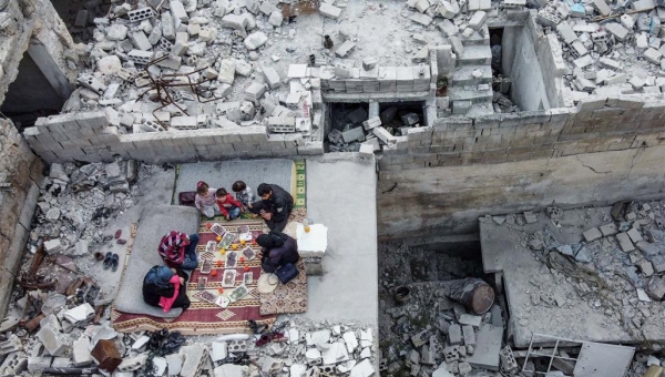 صورة من الحرب السورية.. إفطار رمضاني بين أنقاض البيت المدمر