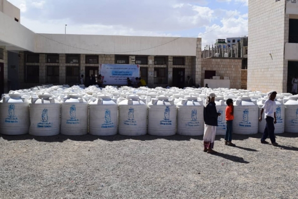 توزيع خزانات مياه لعشرات الأسر النازحة والمتضررة من السيول بمأرب