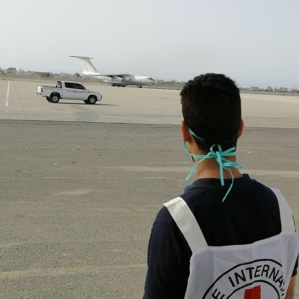 وصول شحنة مساعدات طبية مقدمة من الصليب الأحمر إلى مطار عدن