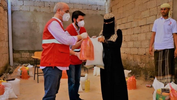 الهلال الأحمر التركي يواصل توزيع سلال غذائية باليمن