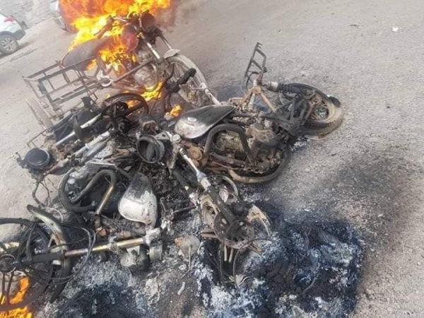 مليشيات الانتقالي بعدن تحرق عشرات الدراجات النارية وتختطف سائقيها