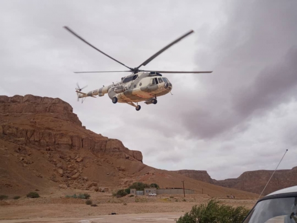 طيران المنطقة العسكرية الأولى ينقذ مواطناً من السيول في حضرموت (صور)