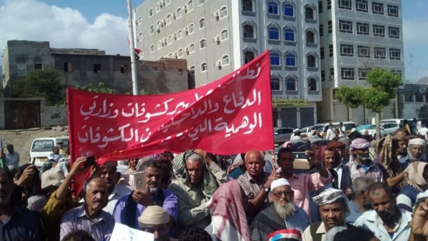 احتجاجات لعشرات الجنود في المهرة للمطالبة بصرف رواتبهم المتأخرة