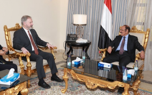نائب الرئيس يبحث مع السفير الأمريكي جهود الحل السياسي باليمن