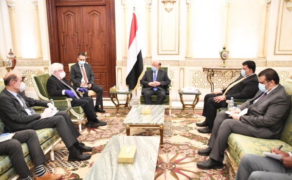 هادي يبحث مع غريفيث والسفير الأمريكي جهود وقف إطلاق النار في اليمن