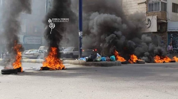 محتجون يحرقون الإطارات ويقطعون الشوارع في تعز للمطالبة بقتلة أحد الجنود