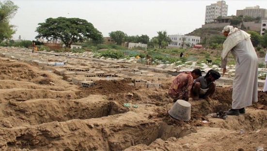 مقبرة يمنية تكافح لمواكبة الزيادة في الوفيات مع انتشار فيروس كورونا