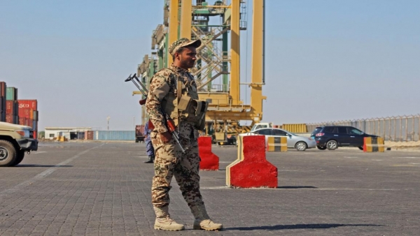 الشرعية اليمنية محاصرة.. جيش بلا مرتبات وموانئ خارج السيطرة