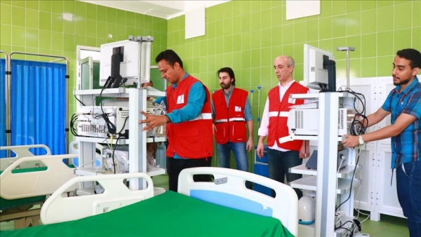 الهلال الأحمر التركي يسلم أجهزة طبية لمستشفى بعدن