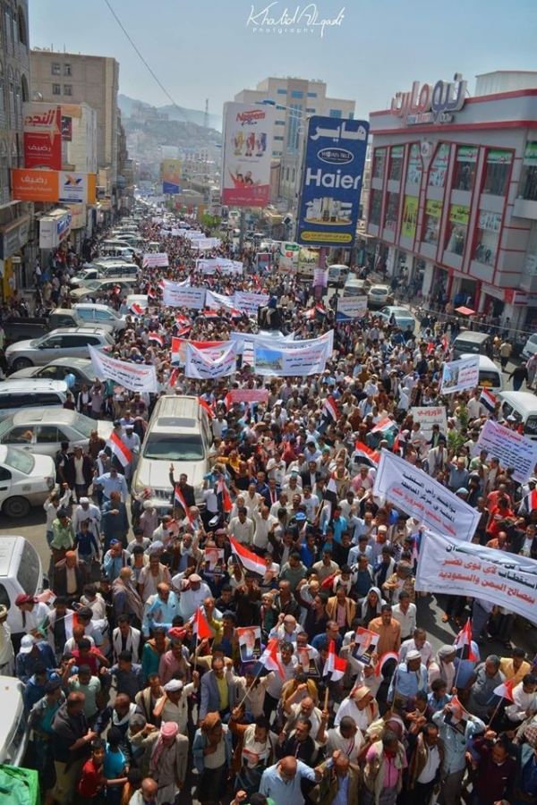 تظاهرات في تعز للمطالبة بتحرير المحافظة من الحوثيين وضبط المتمردين