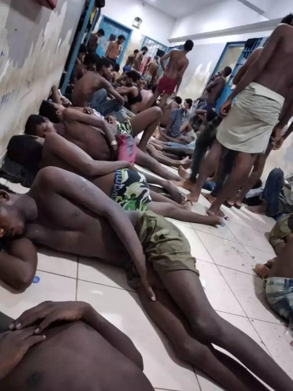 صحيفة بريطانية: آلاف المهاجرين الأفارقة يواجهون الموت بمعسكرات 