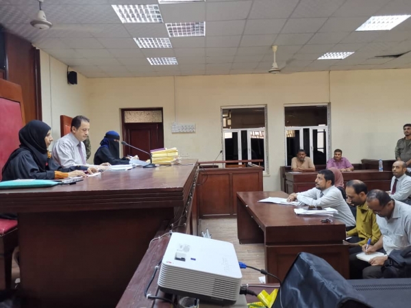 مصادر: المحكمة الجزائية في عدن تعقد جلسة سرية لمحاكمة ضابط وجنود بالقوات الحكومية (صور)
