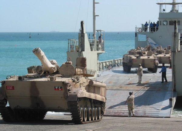 سيطرت عليه قبل 3 سنوات.. الإمارات تحول ميناء المخا اليمني لثكنة عسكرية