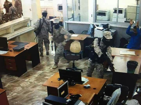مسلحون يسطون على مصرف في عدن وينهبون مبالغ مالية