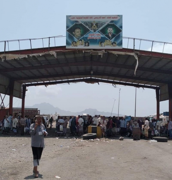جنود يغلقون ميناء الحاويات ومعسكر التحالف في عدن احتجاجًا على انقطاع الرواتب